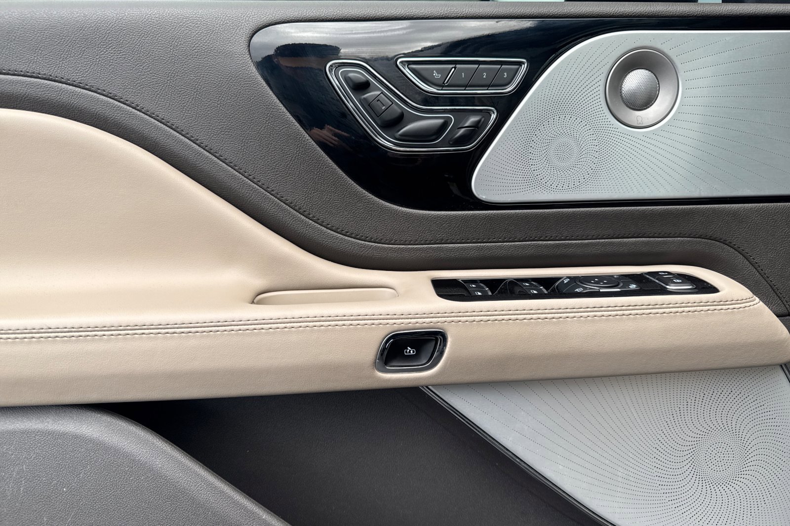 Image of Lincoln Aviator Reserve AWD