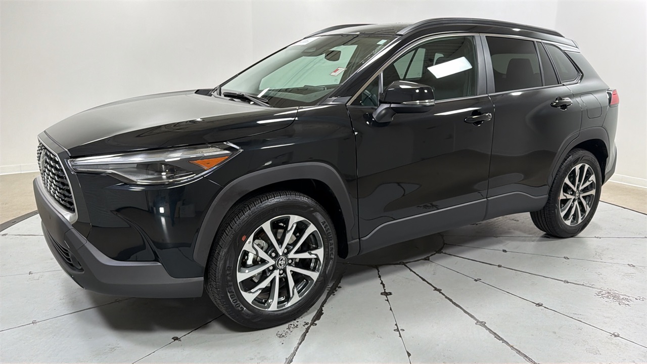 2025 Toyota Corolla Cross XLE's photo