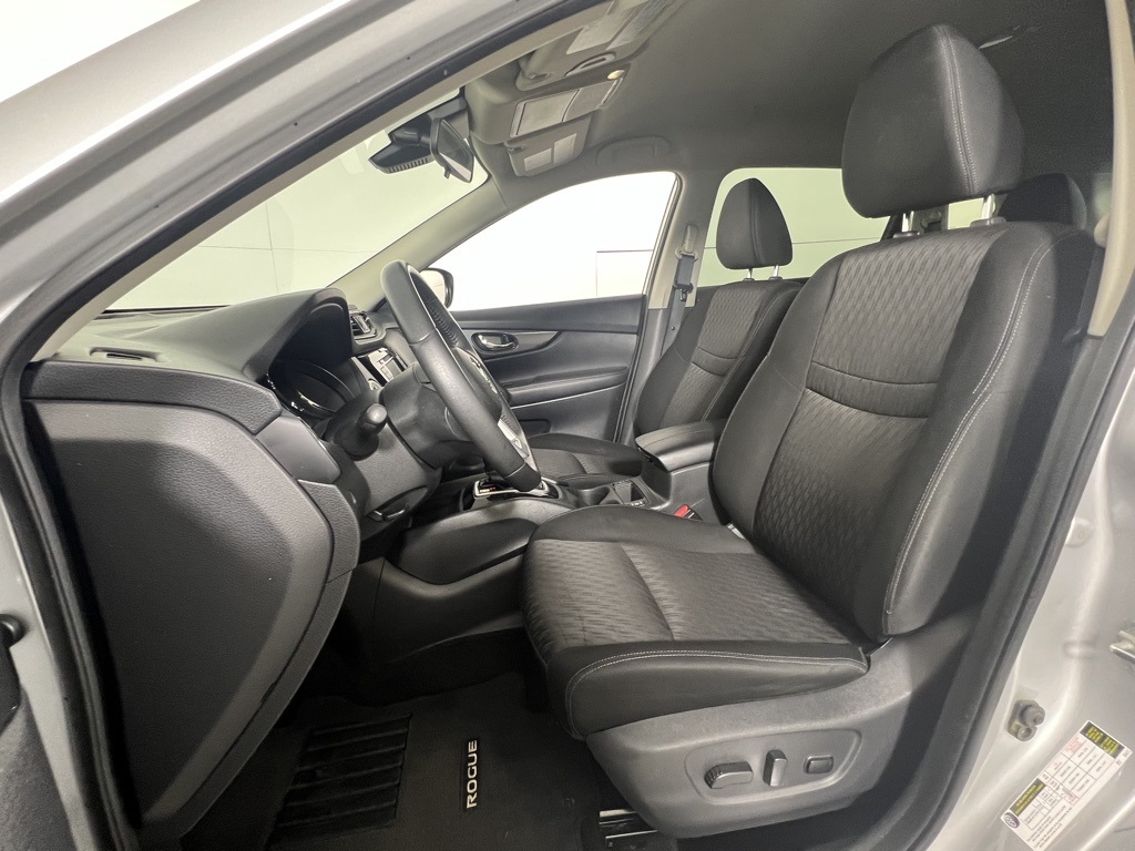 2019 Nissan Rogue SV photo 2