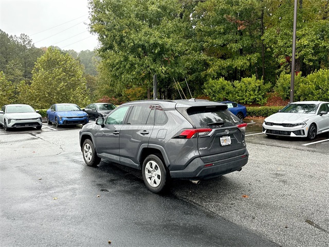 2021 Toyota RAV4 LE photo 3