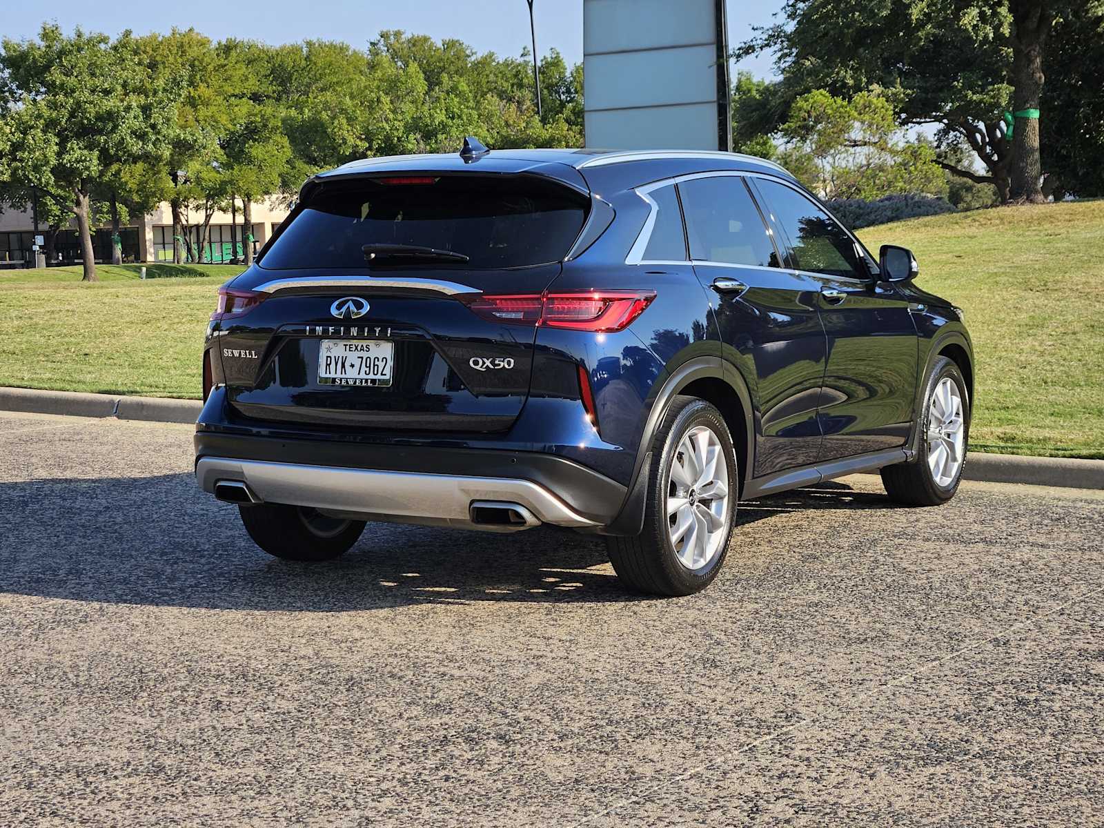 2022 Infiniti QX50 Essential photo 6