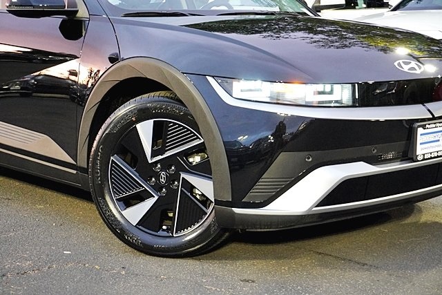 Used 2025 Black Hyundai SEL image 3