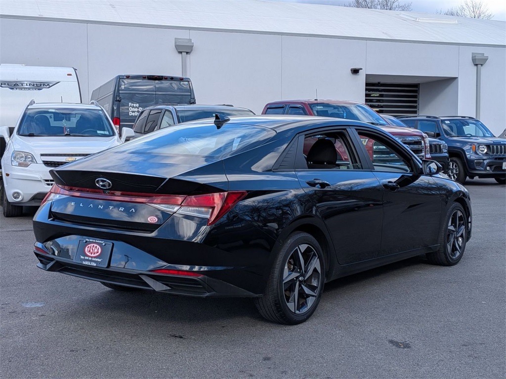 2023 Hyundai Elantra SEL photo 3