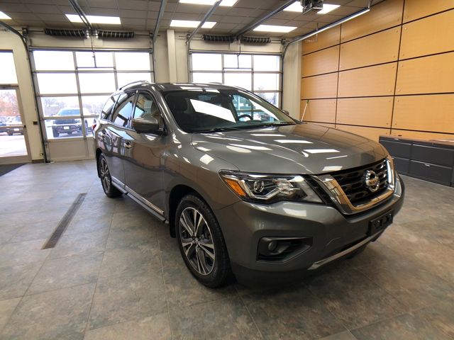 2019 Nissan Pathfinder Platinum's photo