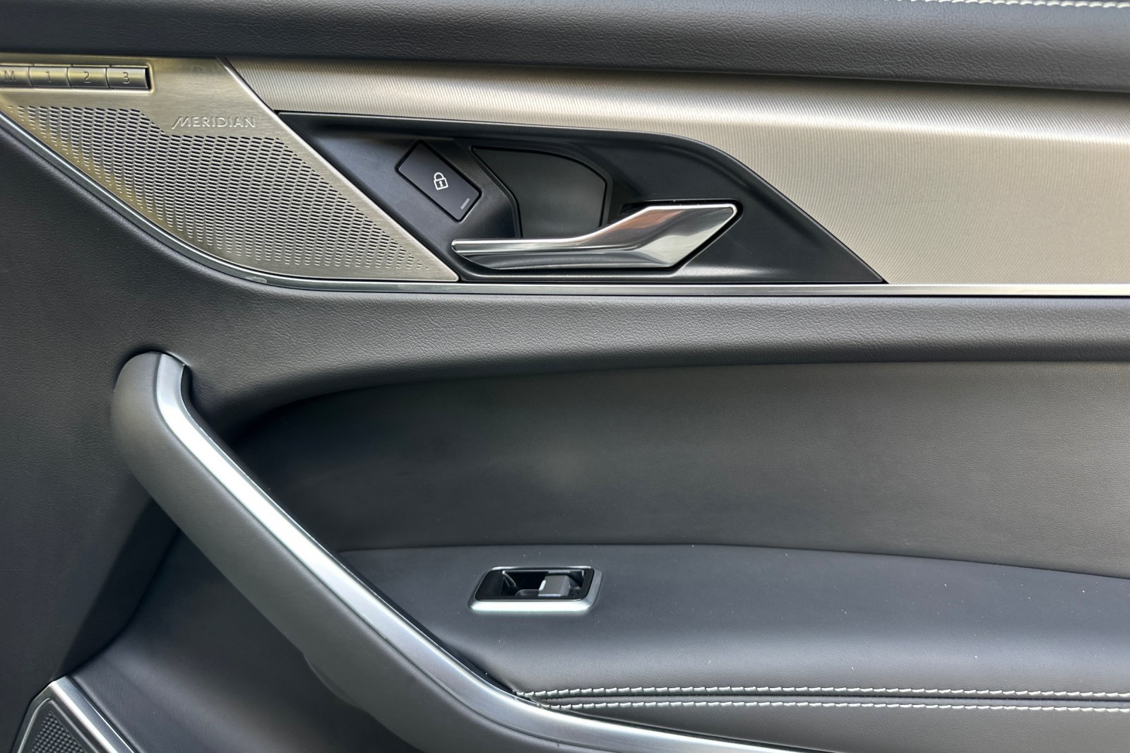 2025 Jaguar F-PACE P250 R-Dynamic S photo 19