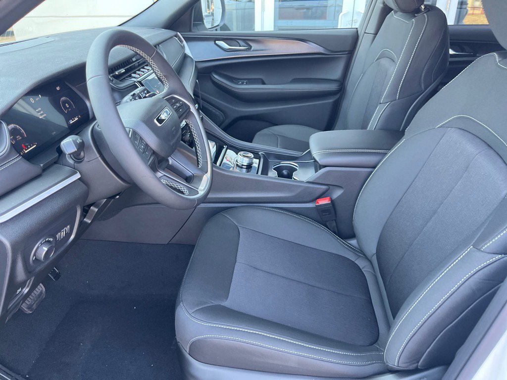 2025 Jeep Grand Cherokee Laredo Altitude photo 5