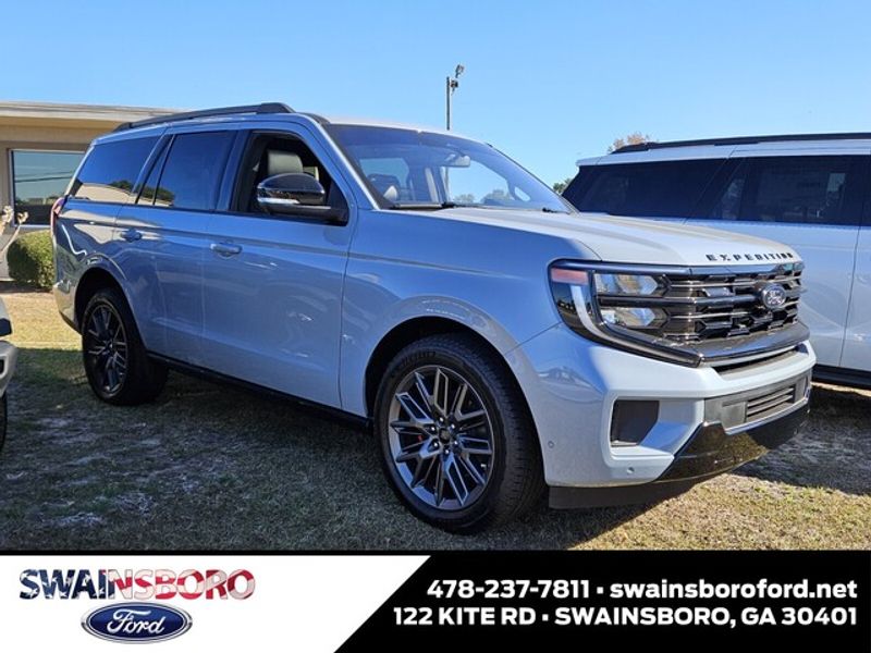 2025 Ford Expedition Platinum's photo