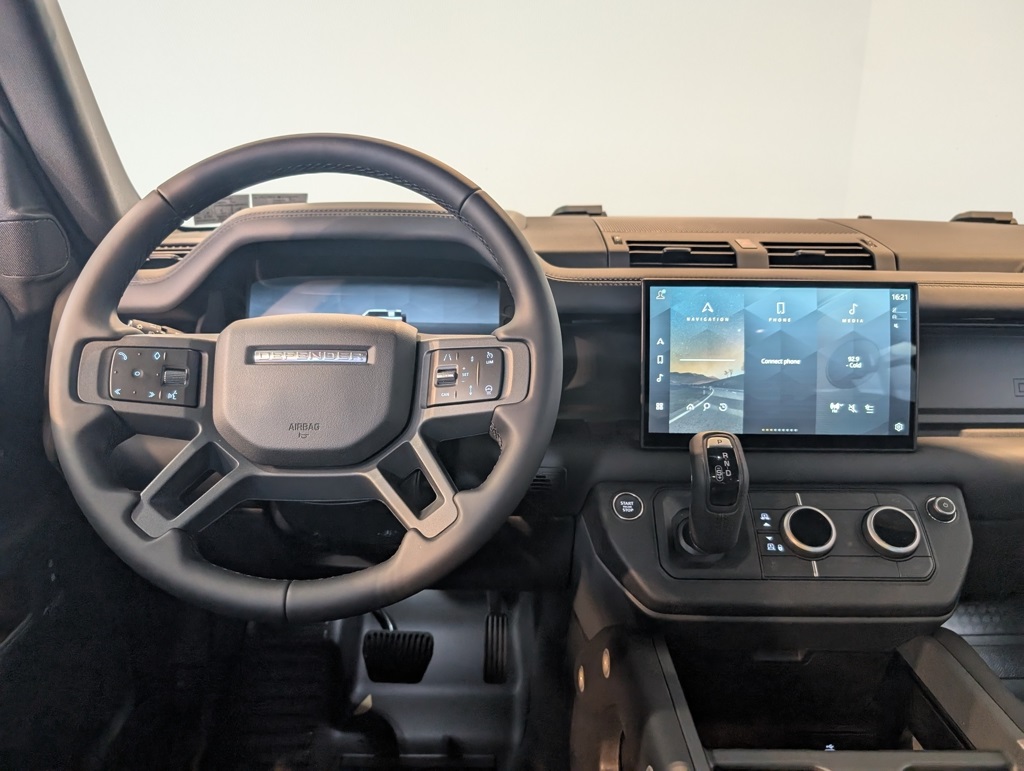 2025 Land Rover Defender 110 X-Dynamic SE photo 13