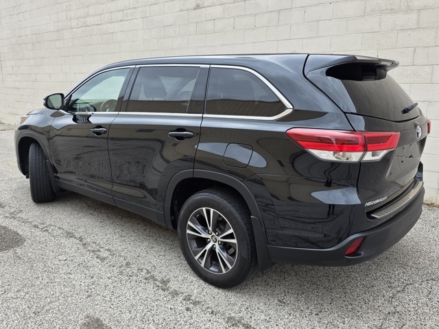 2019 Toyota Highlander LE photo 3