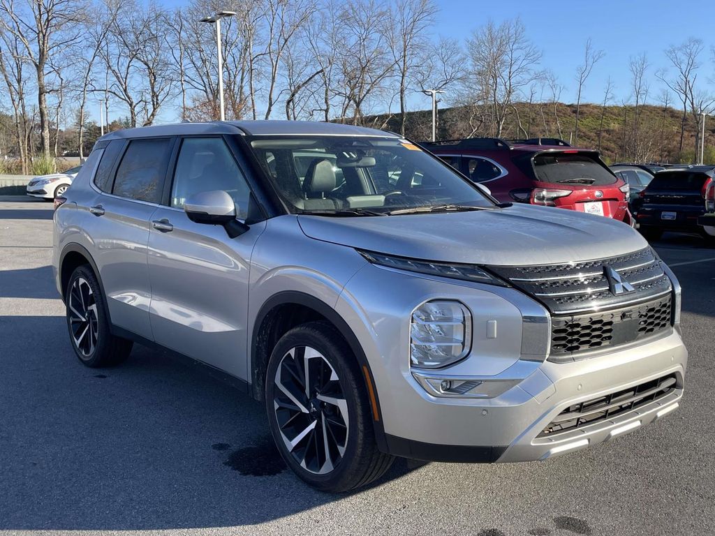 2023 Mitsubishi Outlander SE's photo