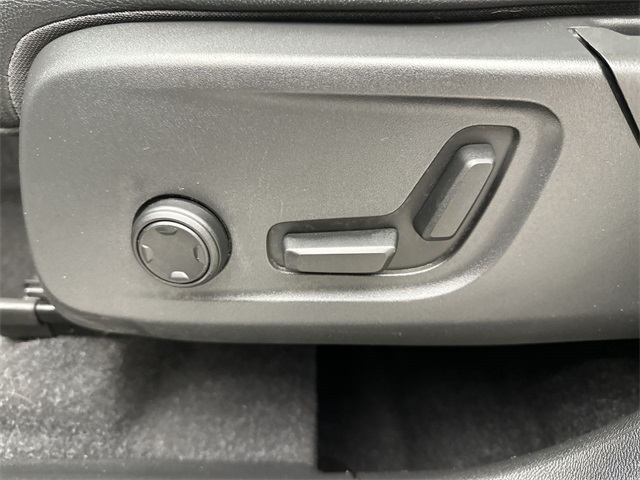 2019 Volvo XC40 Momentum photo 3
