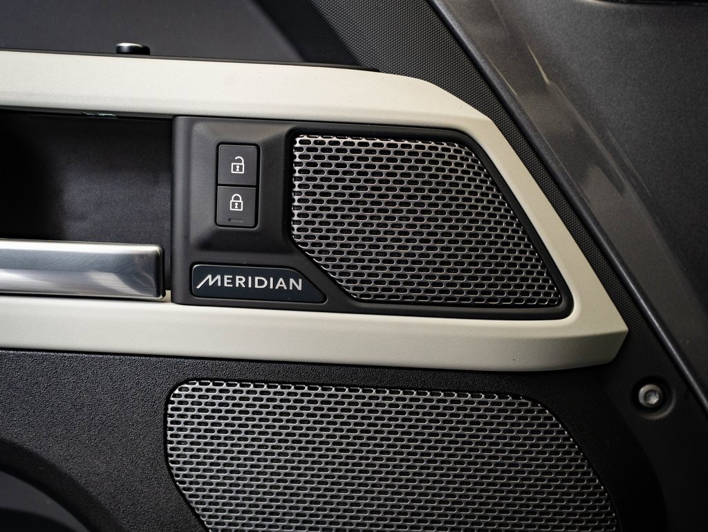 2020 Land Rover Defender 110 SE photo 23