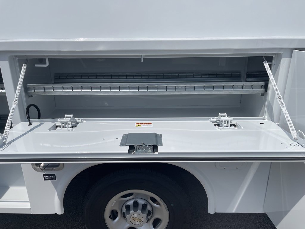 2025 Chevrolet Express Cutaway 3500 photo 3