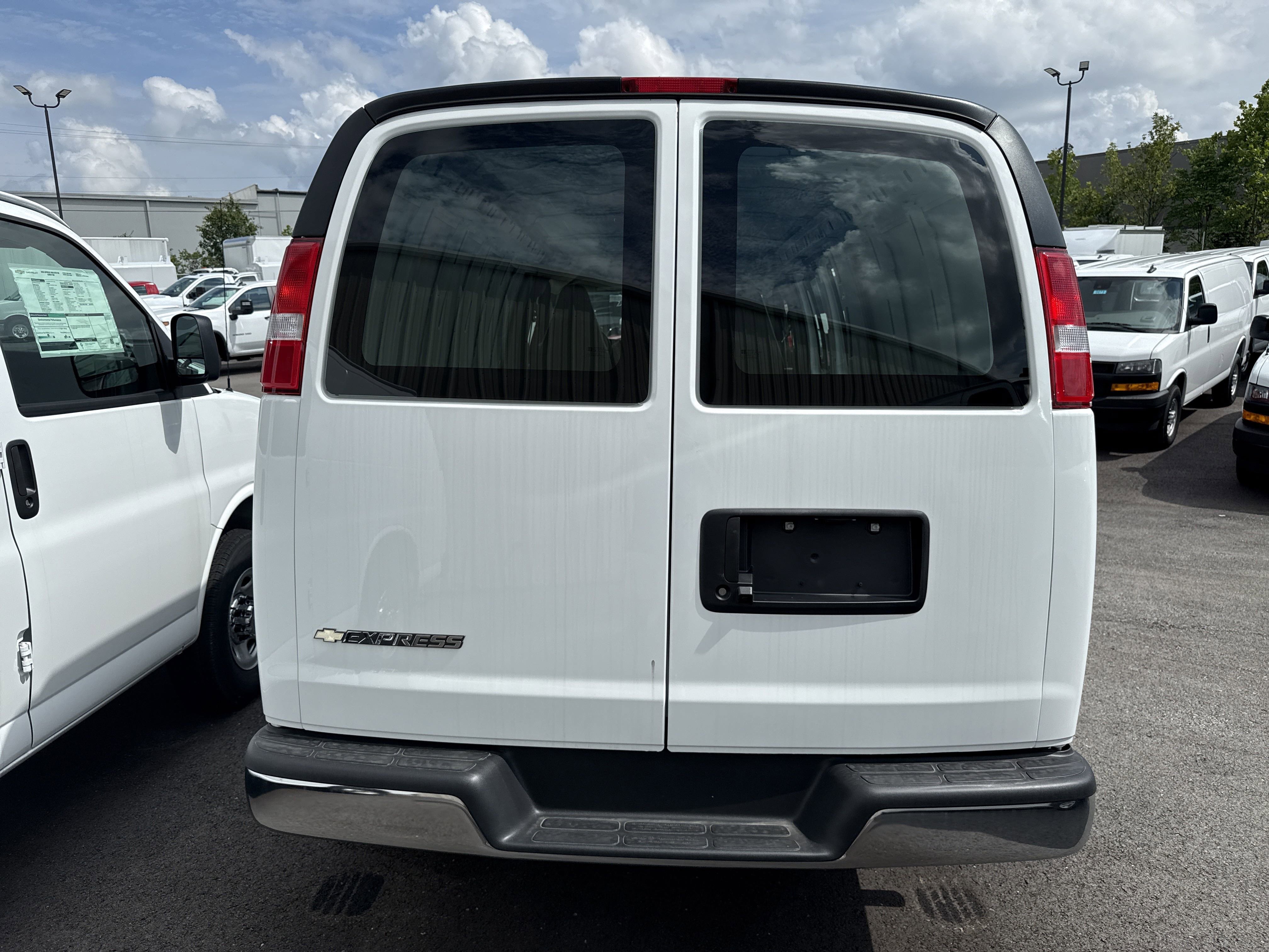 2025 Chevrolet Express Cargo 3500 photo 2