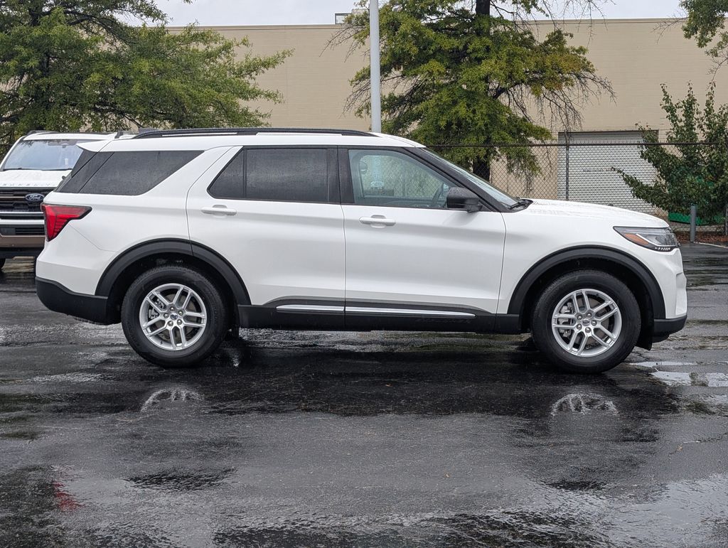 2025 Ford Explorer photo 2