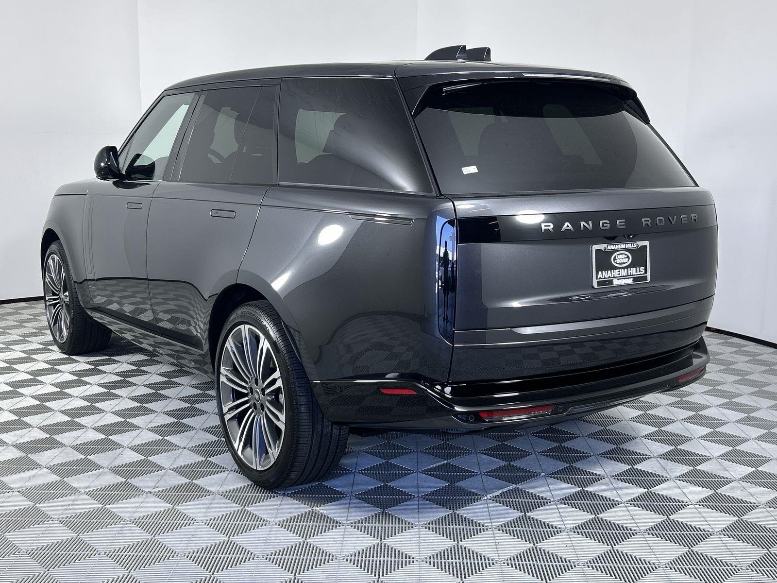 2025 Land Rover Range Rover SE photo 3