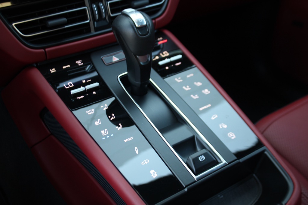 2025 Porsche Macan T photo 29