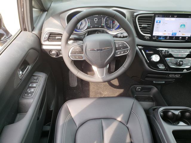 2025 Chrysler Voyager LX photo 14