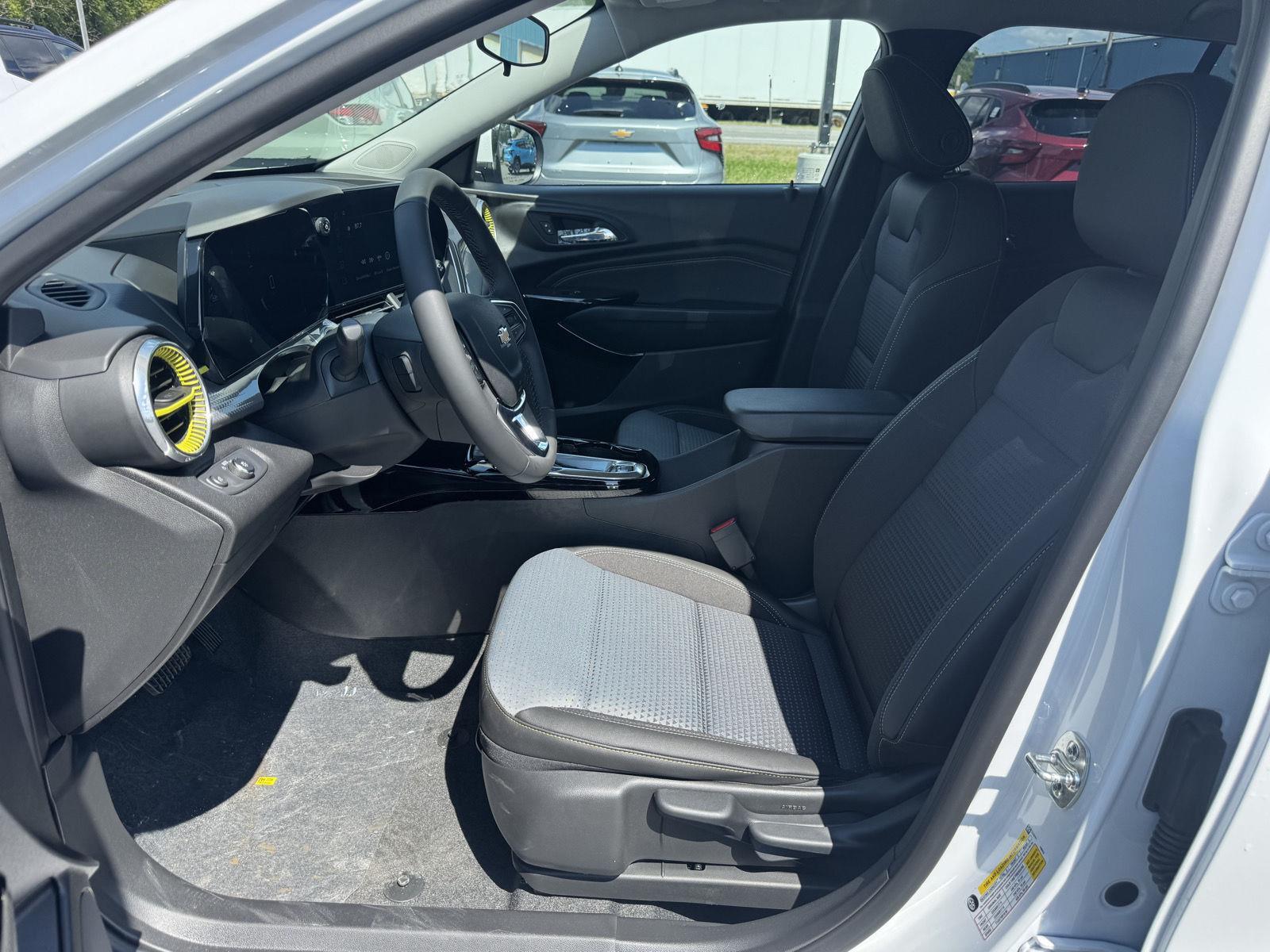 2025 Chevrolet Trax LT photo 11
