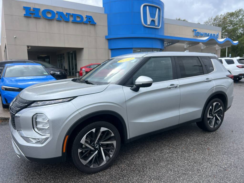 2024 Mitsubishi Outlander SE's photo