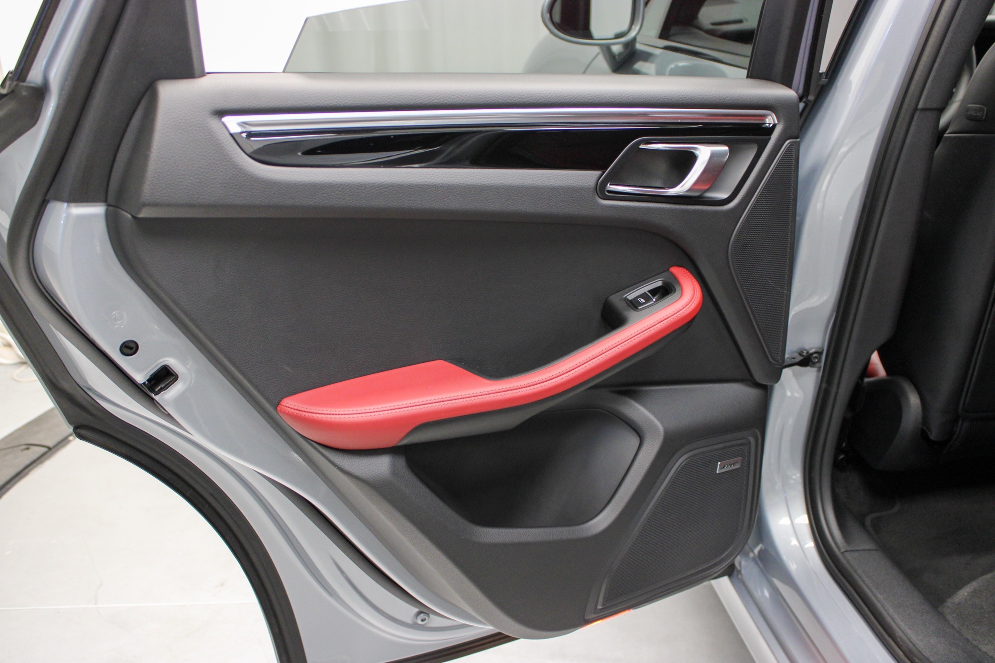 2025 Porsche Macan Base photo 24