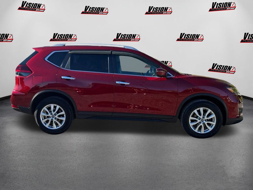 2019 Nissan Rogue SV photo 4