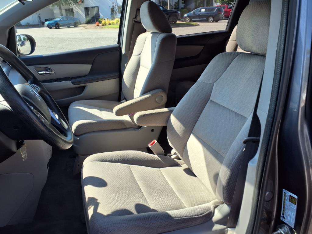 2016 Honda Odyssey LX photo 12