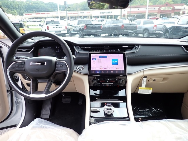 2025 Jeep Grand Cherokee Limited photo 12
