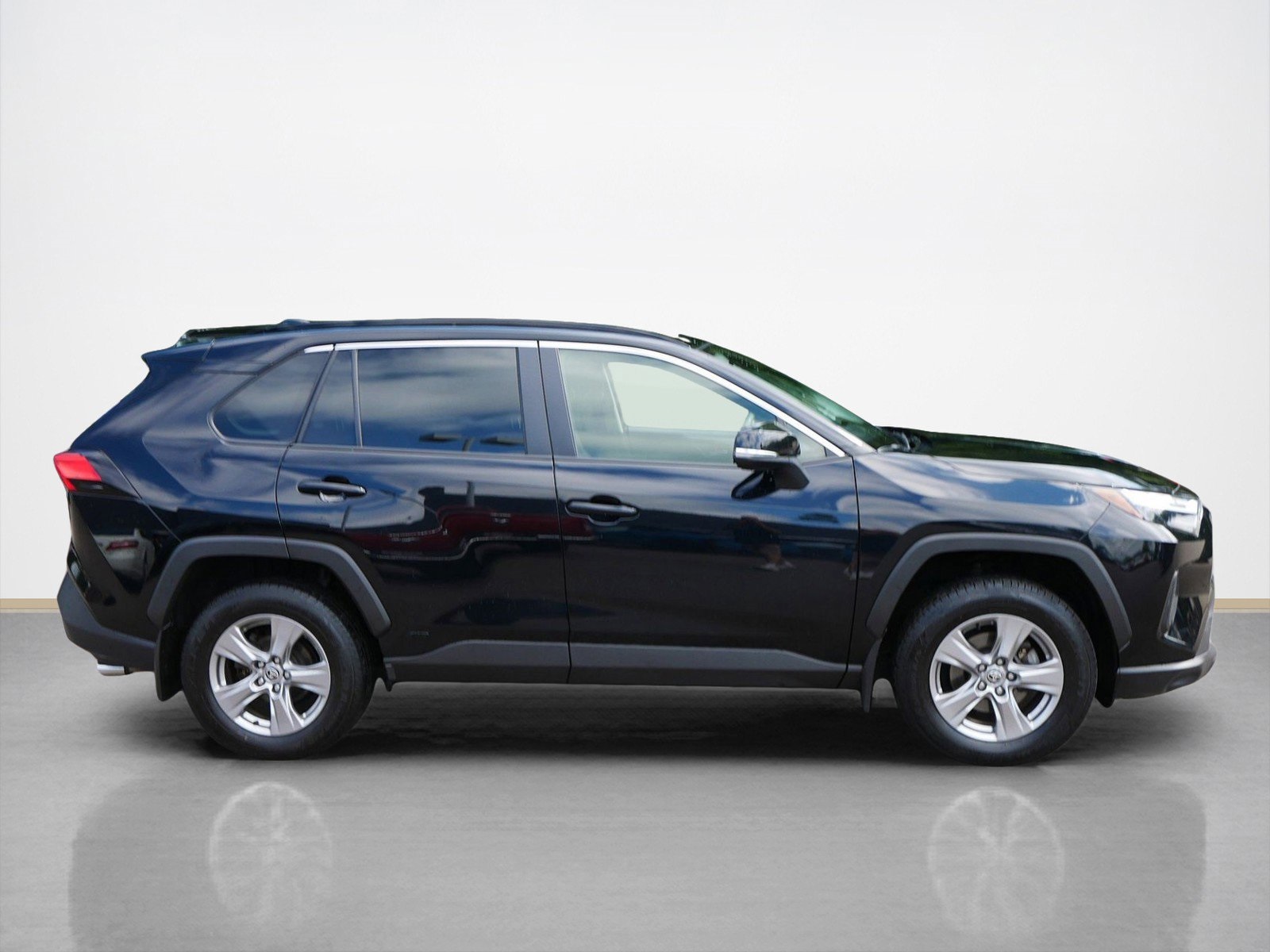 Used 2022 Toyota RAV4 XLE with VIN JTMRWRFV7ND564483 for sale in Maplewood, Minnesota