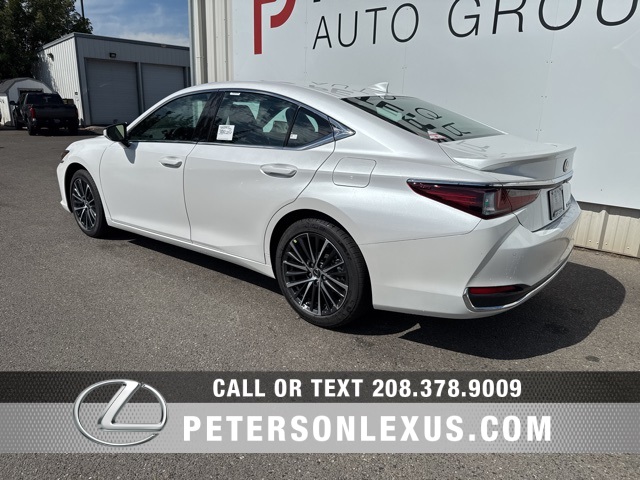2025 Lexus ES 300h photo 3