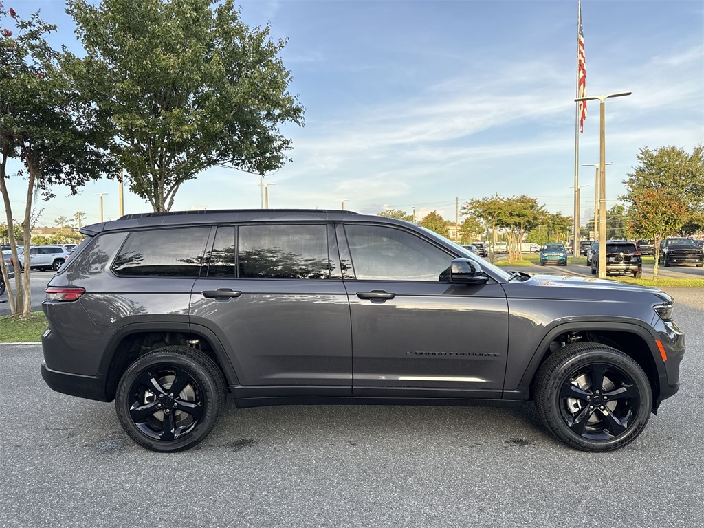 2025 Jeep Grand Cherokee Altitude photo 2
