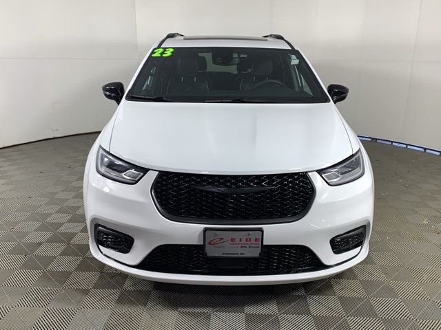 2023 Chrysler Pacifica Hybrid Limited photo 3