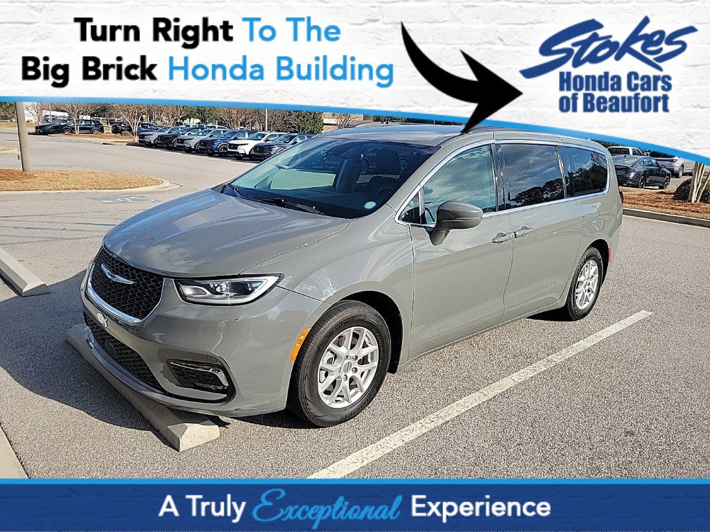 2022 Chrysler Pacifica Touring L's photo