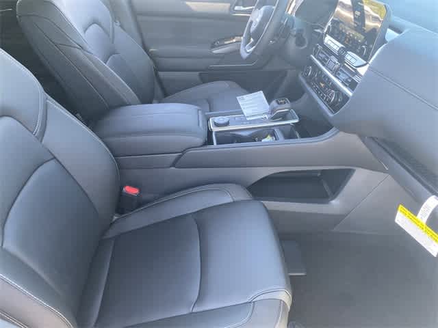2025 Nissan Pathfinder SL photo 11