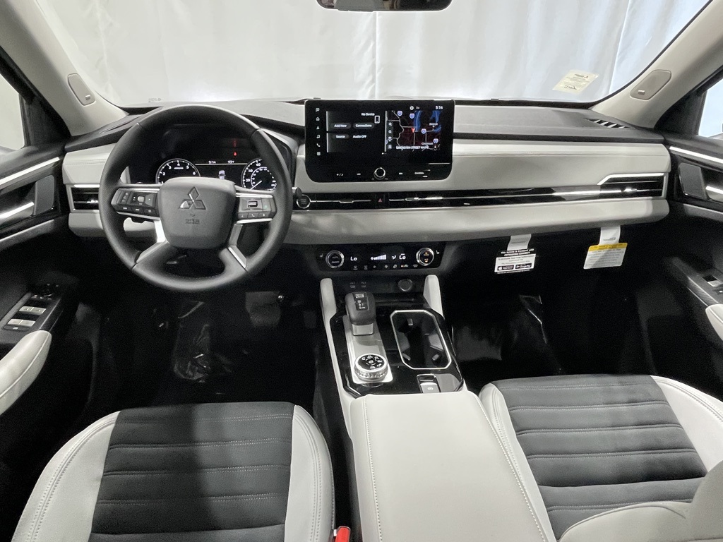 2025 Mitsubishi Outlander SE photo 9