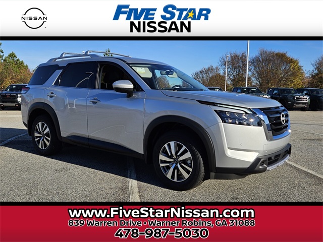 2025 Nissan Pathfinder SL's photo