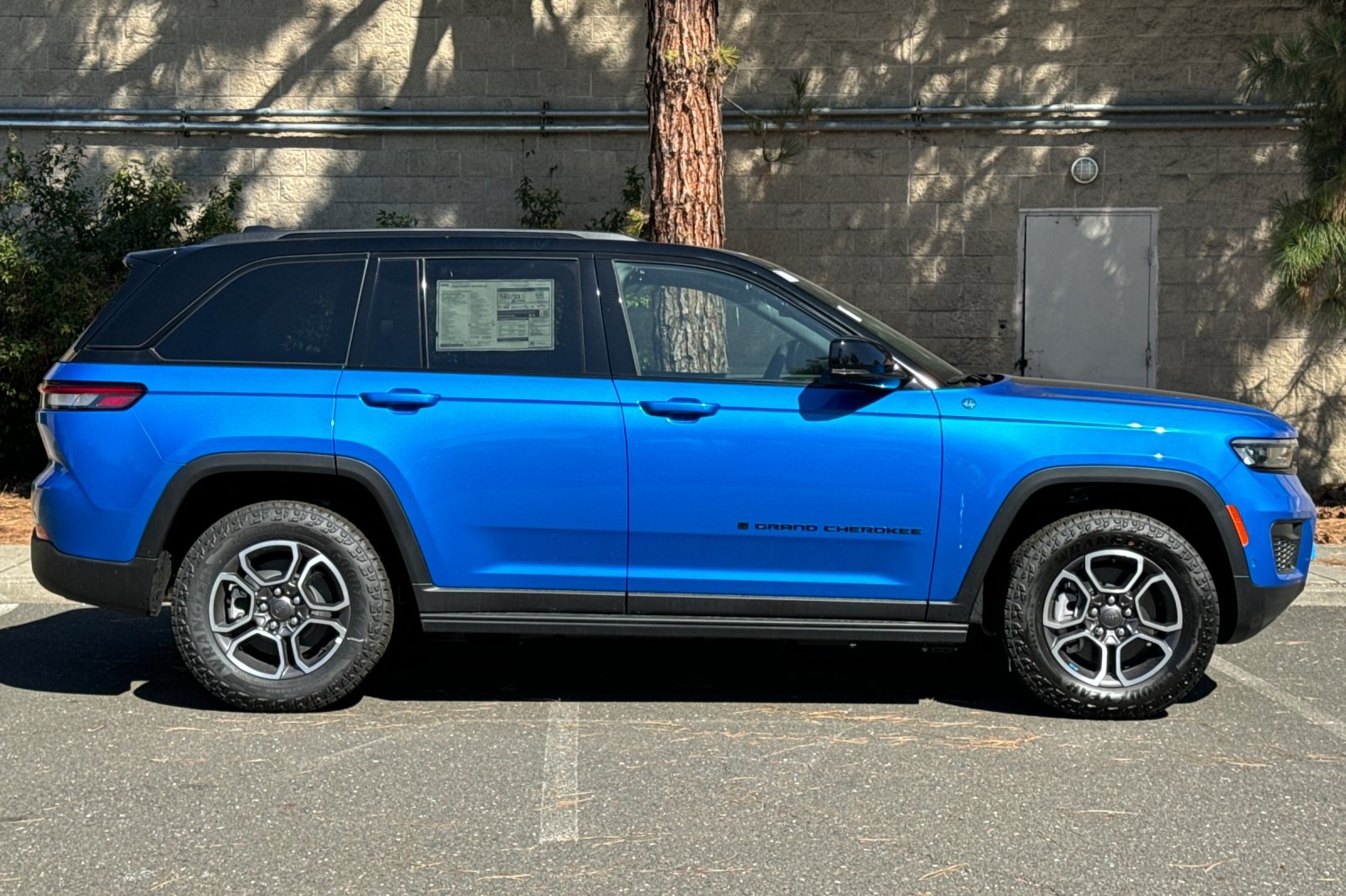 2023 Jeep Grand Cherokee Trailhawk 4xe photo 2