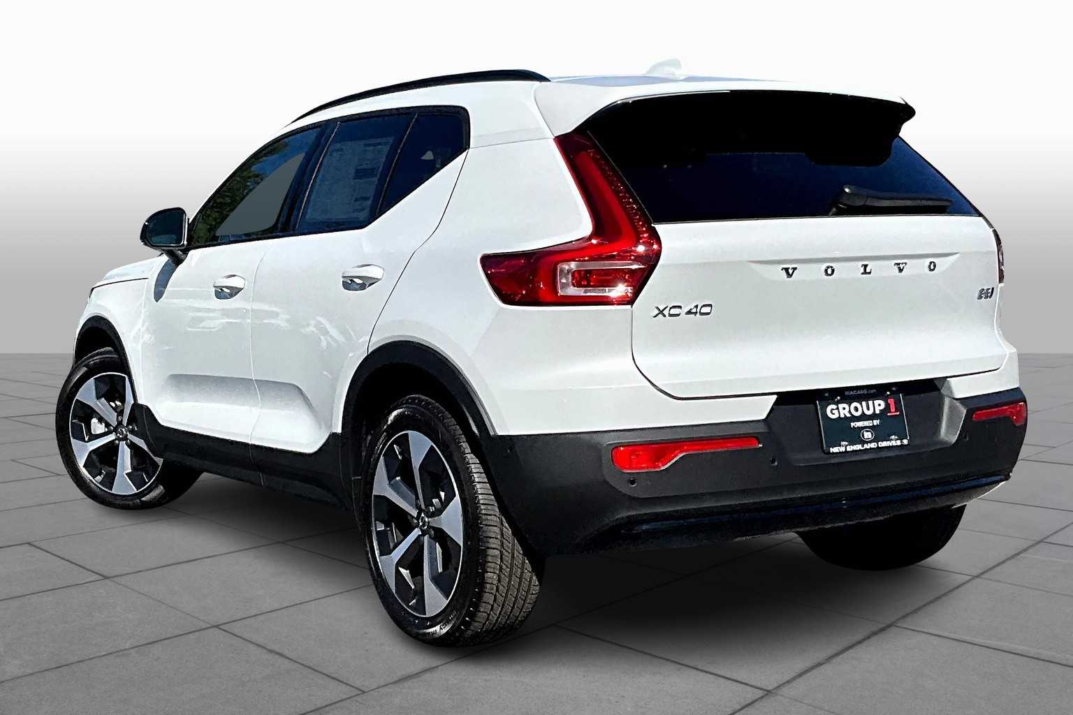 2025 Volvo XC40 Plus photo 3