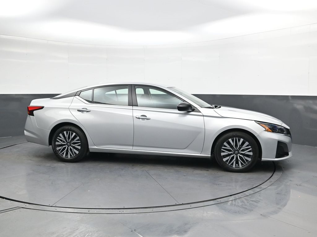 2024 Nissan Altima 2.5 SV photo 2