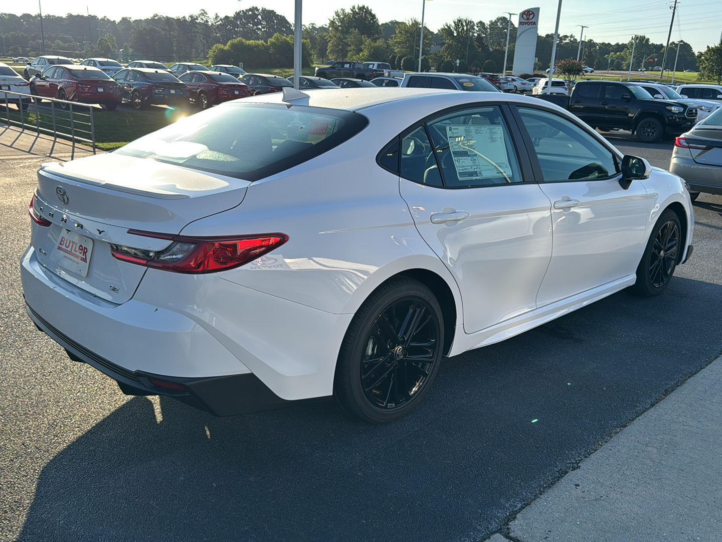 2025 Toyota Camry SE photo 5