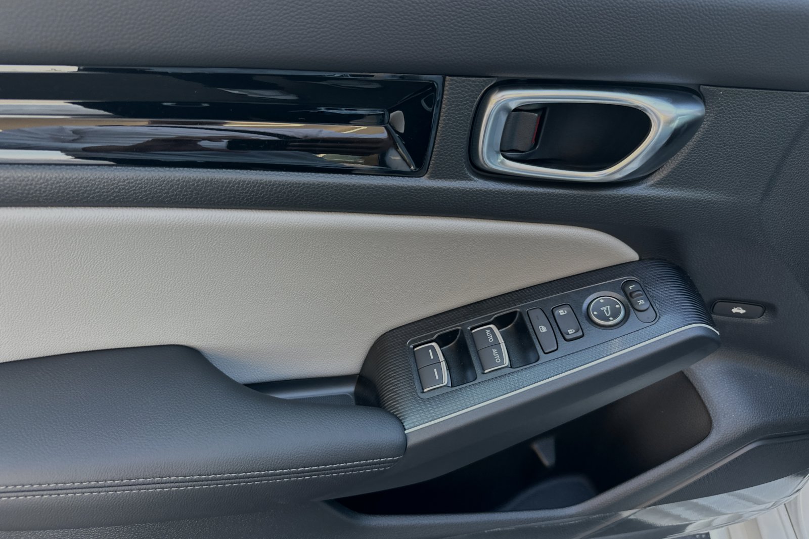 2025 Honda Civic Hybrid Sport Touring photo 9