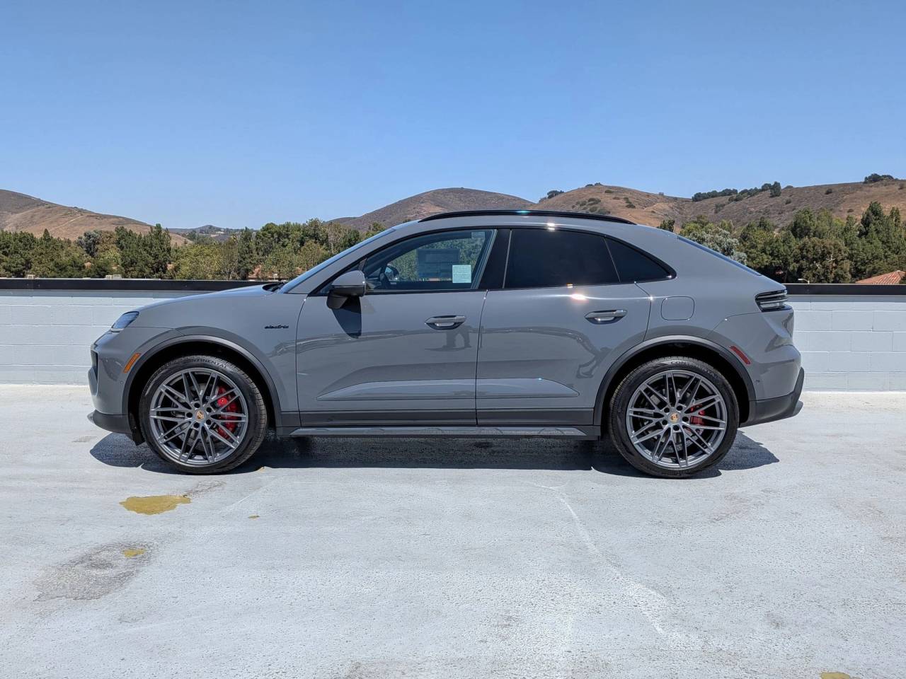 2025 Porsche Macan Electric photo 2