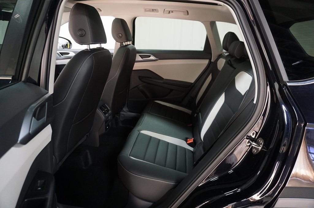 2025 Volkswagen Taos SEL photo 9