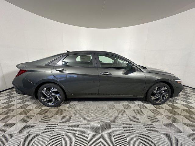 2025 Hyundai Elantra SEL Sport photo 8
