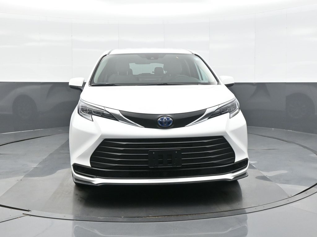 2025 Toyota Sienna LE photo 2