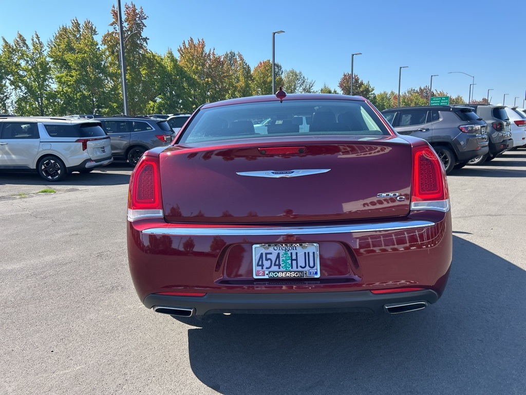 2017 Chrysler 300 C photo 4