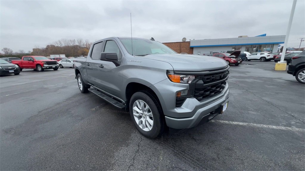 2023 Chevrolet Silverado 1500 Custom photo 2