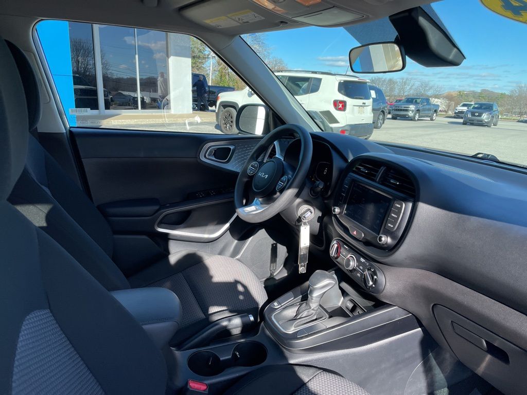 2024 Kia Soul LX photo 2