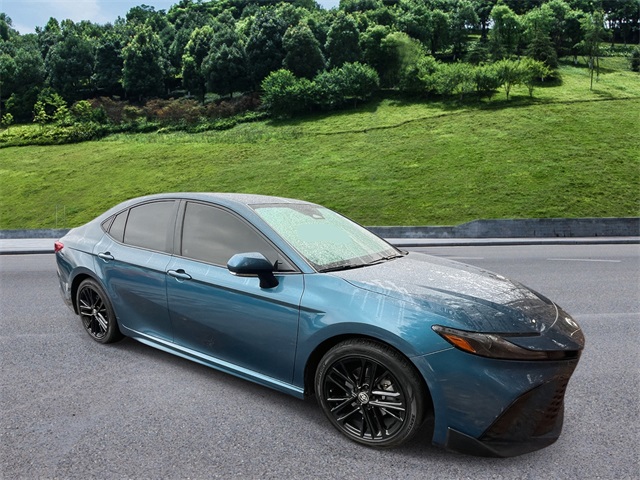 2025 Toyota Camry SE's photo