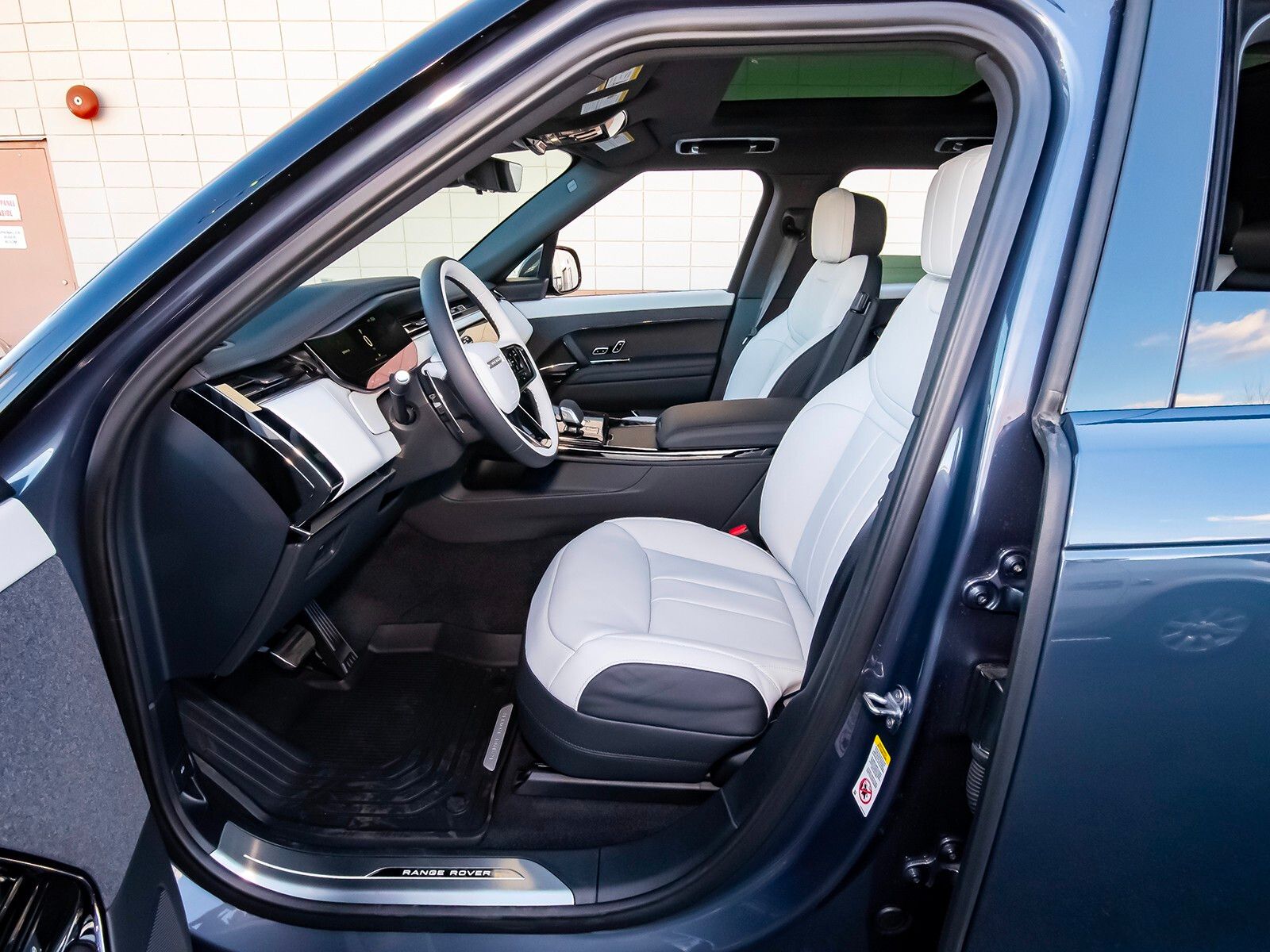 2025 Land Rover Range Rover Sport SE photo 28